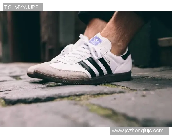 足球球星穿的小背心究竟是什么款式为何成为场上必备装备解析